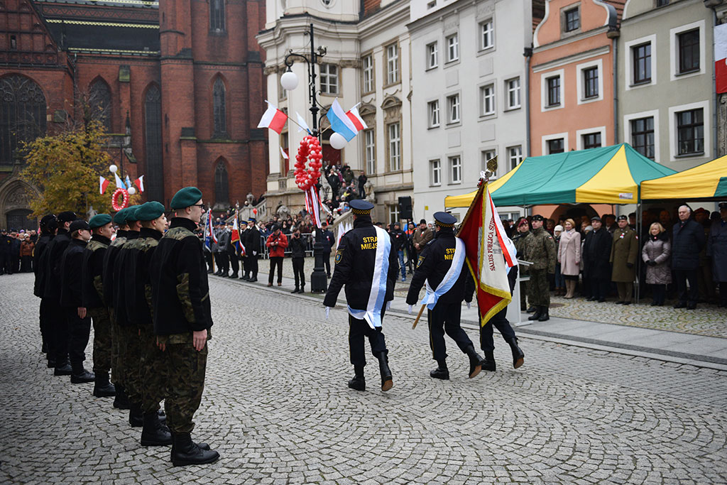 Klasy mundurowe złożyły uroczyste ślubowanie w legnickim rynku