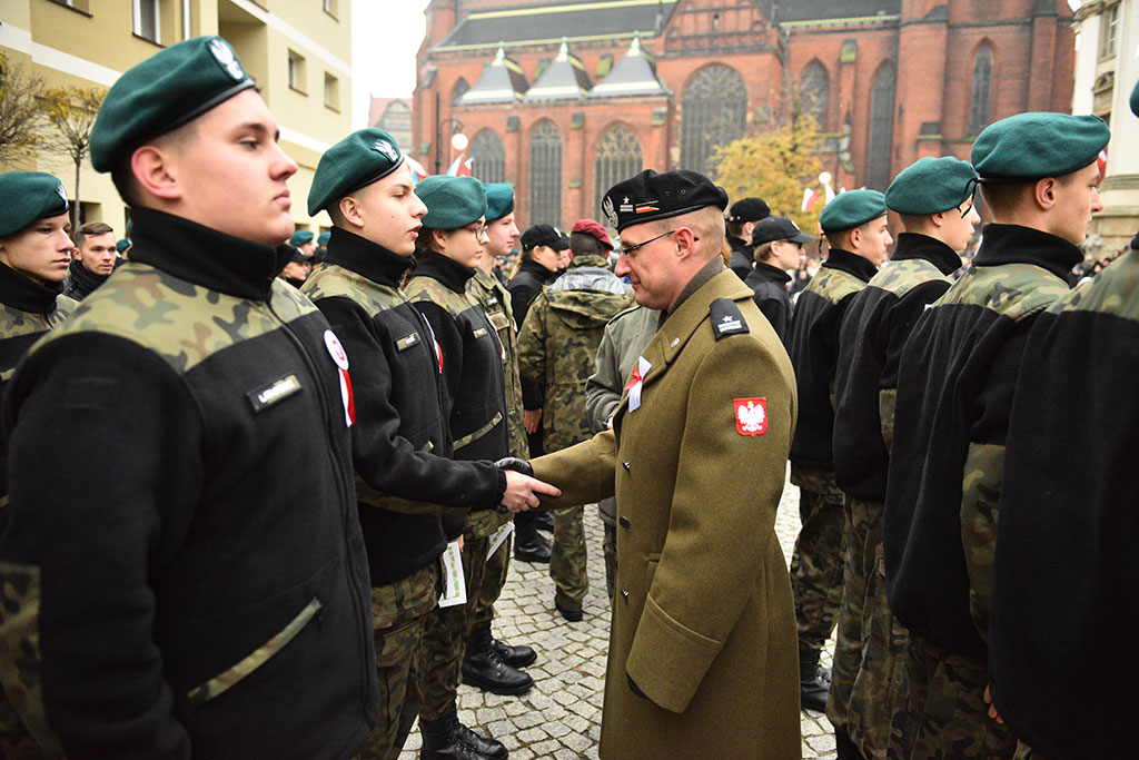 Klasy mundurowe złożyły uroczyste ślubowanie w legnickim rynku