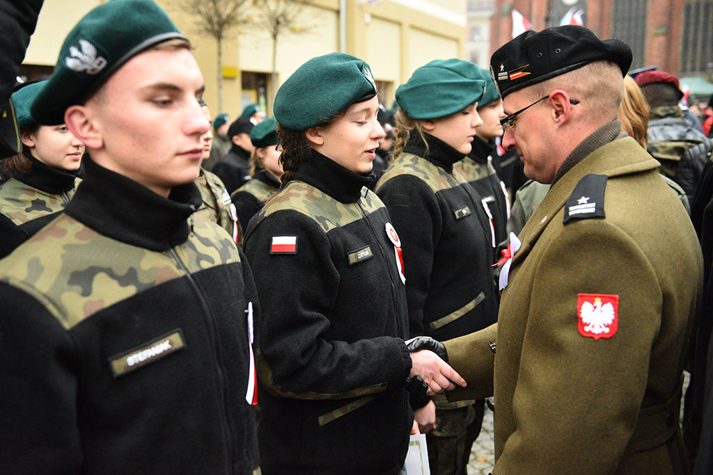 Klasy mundurowe złożyły uroczyste ślubowanie w legnickim rynku
