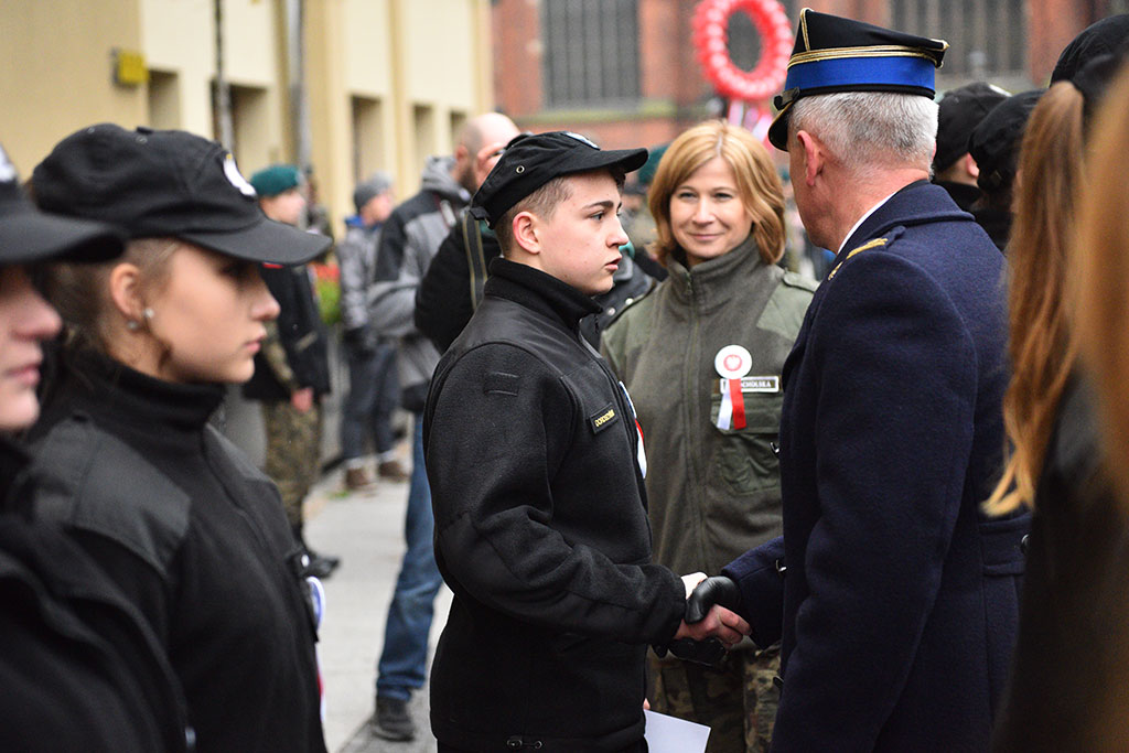 Klasy mundurowe złożyły uroczyste ślubowanie w legnickim rynku