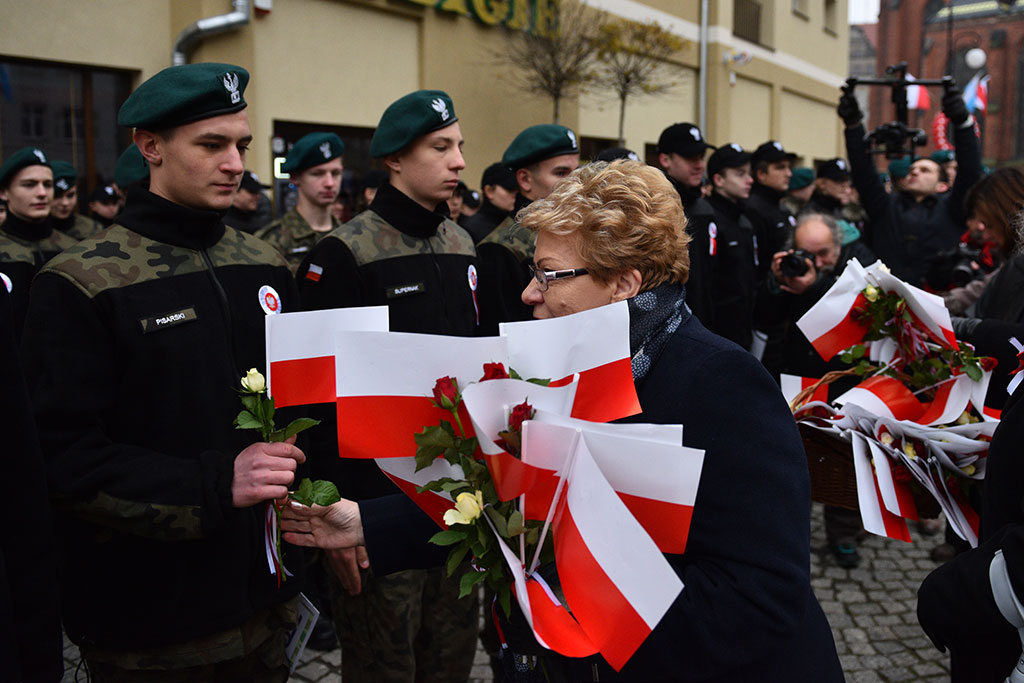 Klasy mundurowe złożyły uroczyste ślubowanie w legnickim rynku