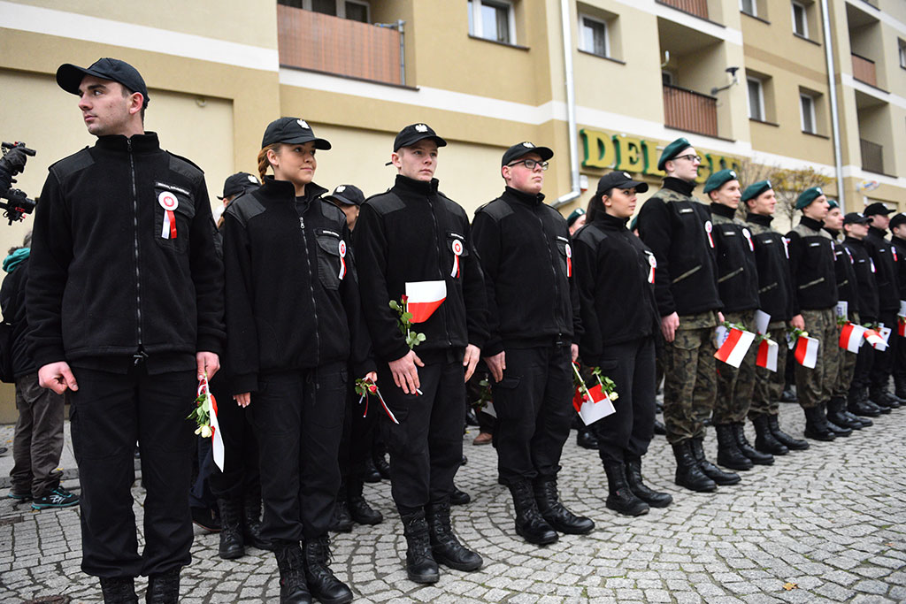 Klasy mundurowe złożyły uroczyste ślubowanie w legnickim rynku