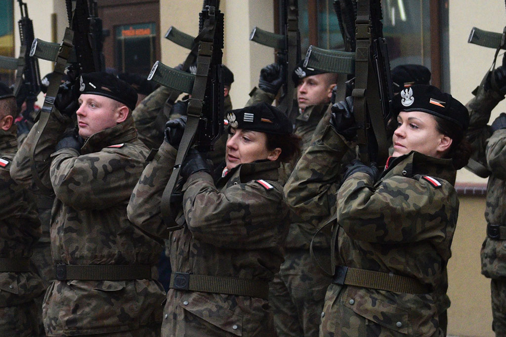 Klasy mundurowe złożyły uroczyste ślubowanie w legnickim rynku