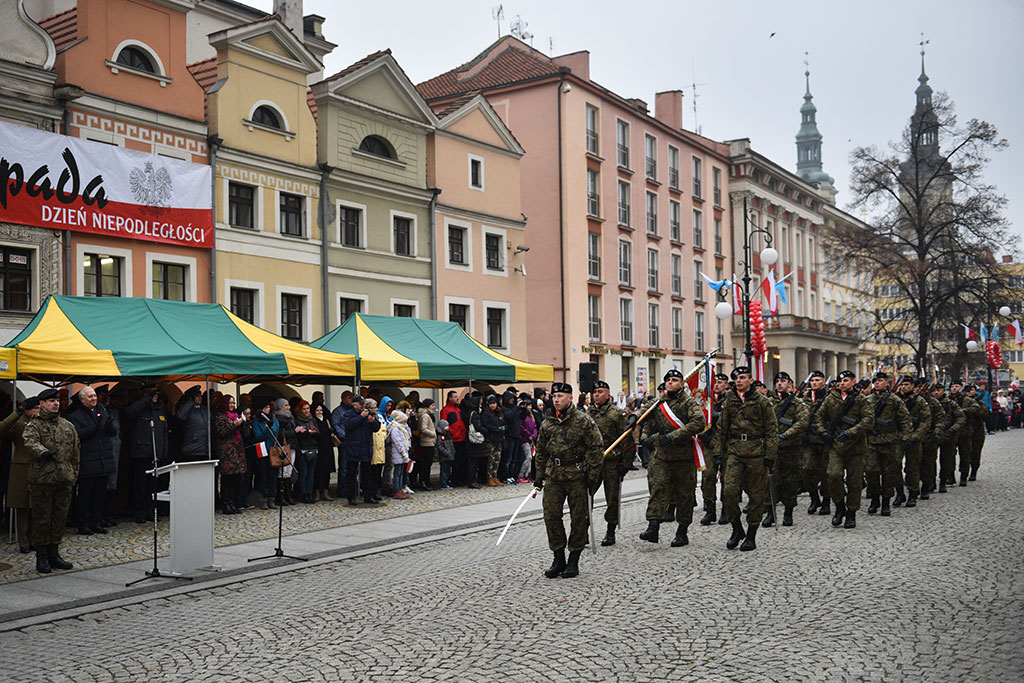 Klasy mundurowe złożyły uroczyste ślubowanie w legnickim rynku