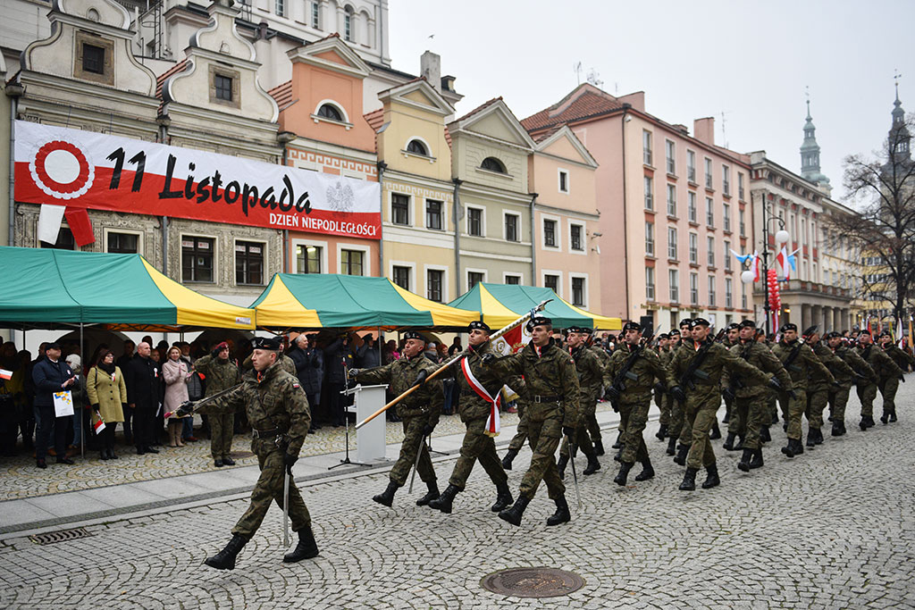 Klasy mundurowe złożyły uroczyste ślubowanie w legnickim rynku