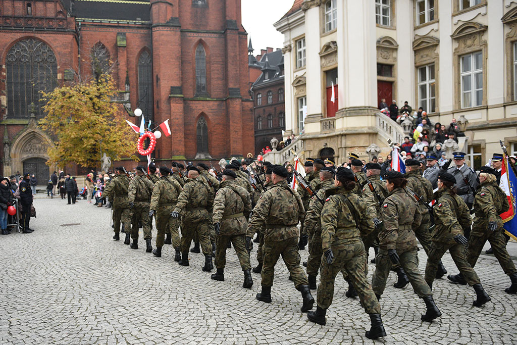 Klasy mundurowe złożyły uroczyste ślubowanie w legnickim rynku