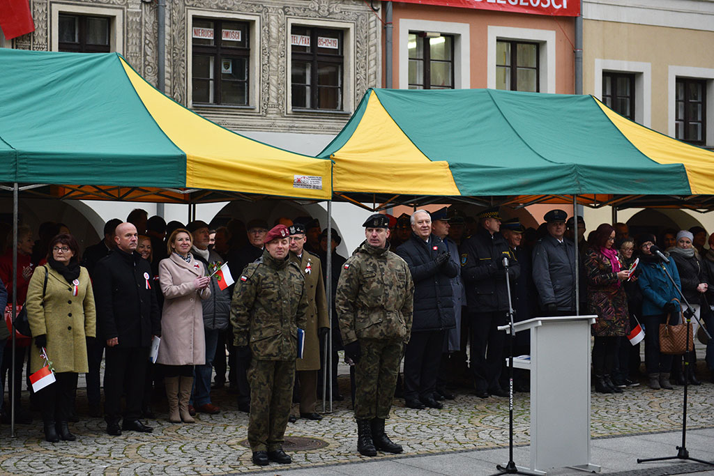 Klasy mundurowe złożyły uroczyste ślubowanie w legnickim rynku