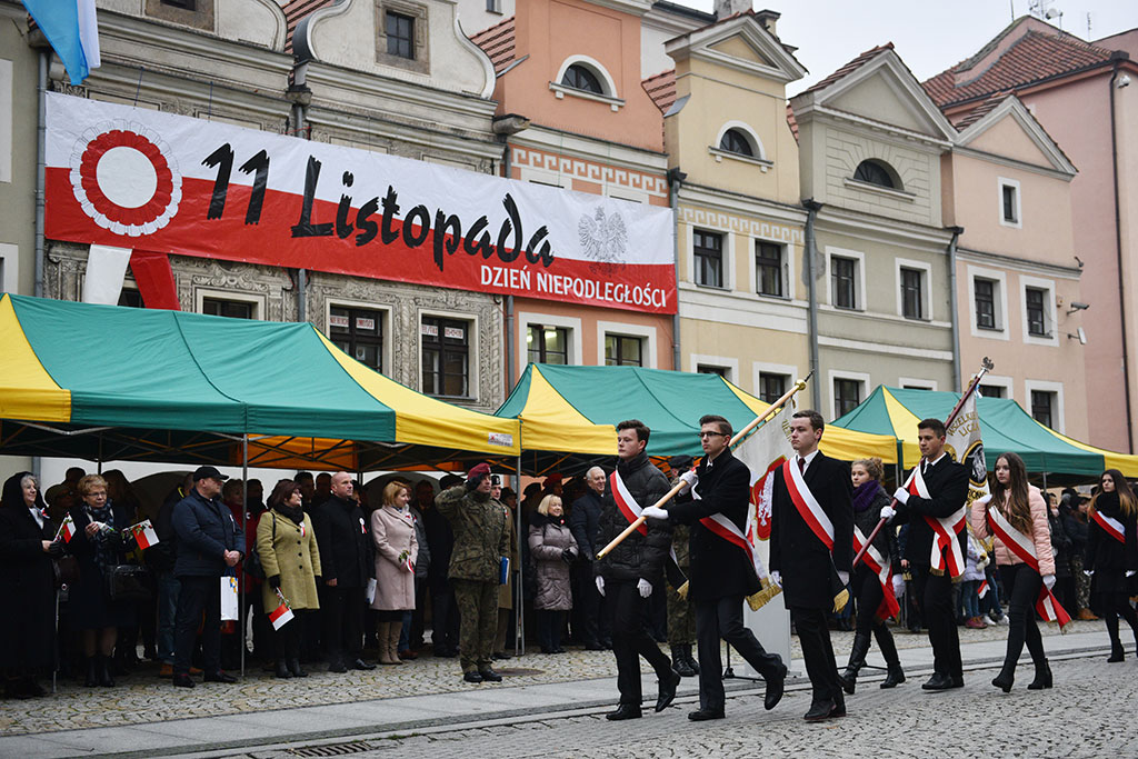 Klasy mundurowe złożyły uroczyste ślubowanie w legnickim rynku