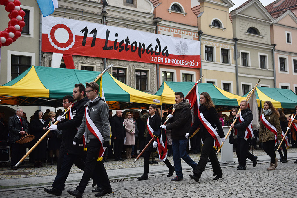 Klasy mundurowe złożyły uroczyste ślubowanie w legnickim rynku
