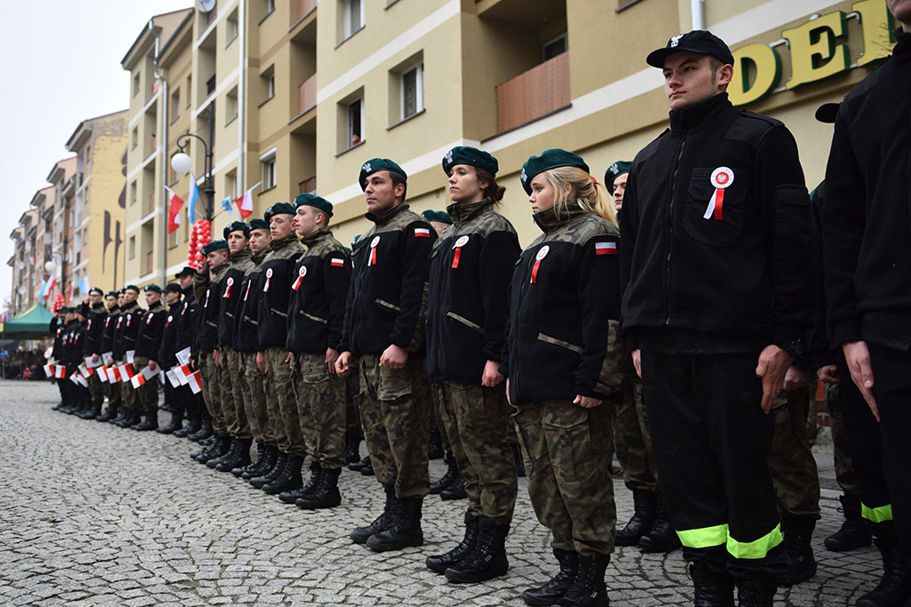 Klasy mundurowe złożyły uroczyste ślubowanie w legnickim rynku