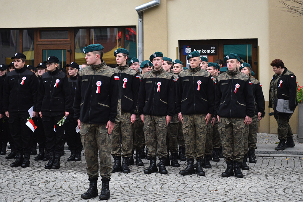Klasy mundurowe złożyły uroczyste ślubowanie w legnickim rynku
