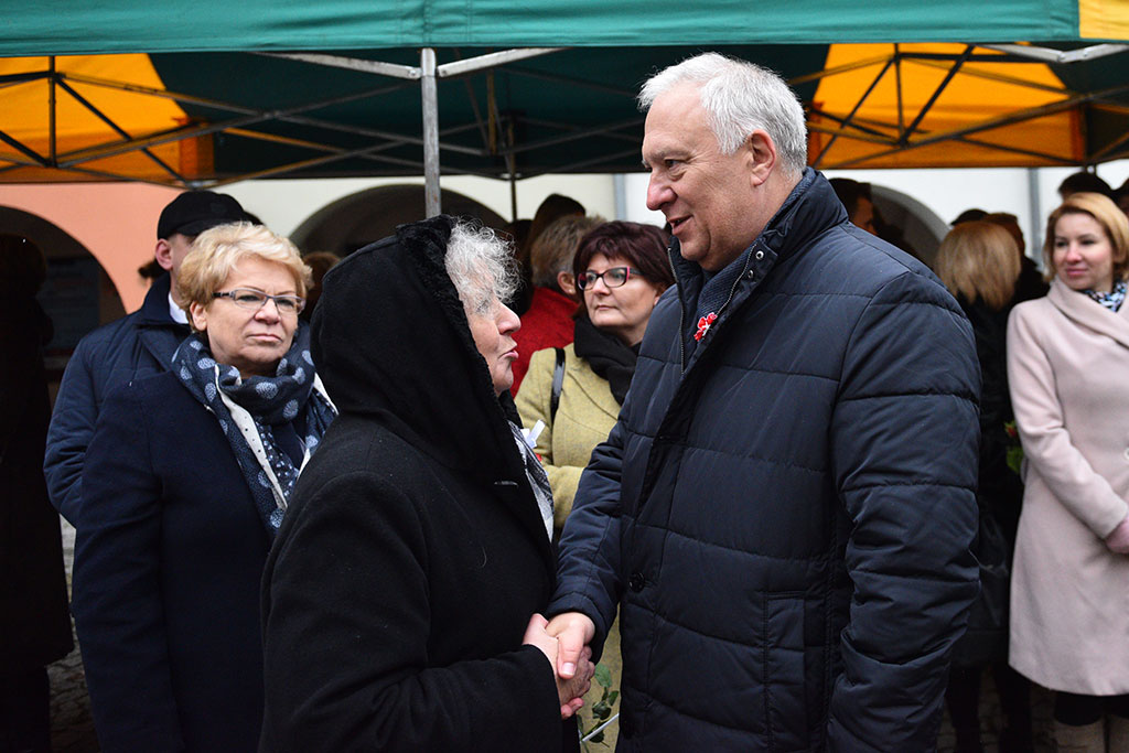 Klasy mundurowe złożyły uroczyste ślubowanie w legnickim rynku