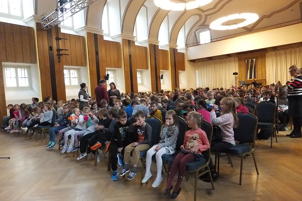 Uczniowie zobaczyli spektakl „Historia w walizkę spakowana”