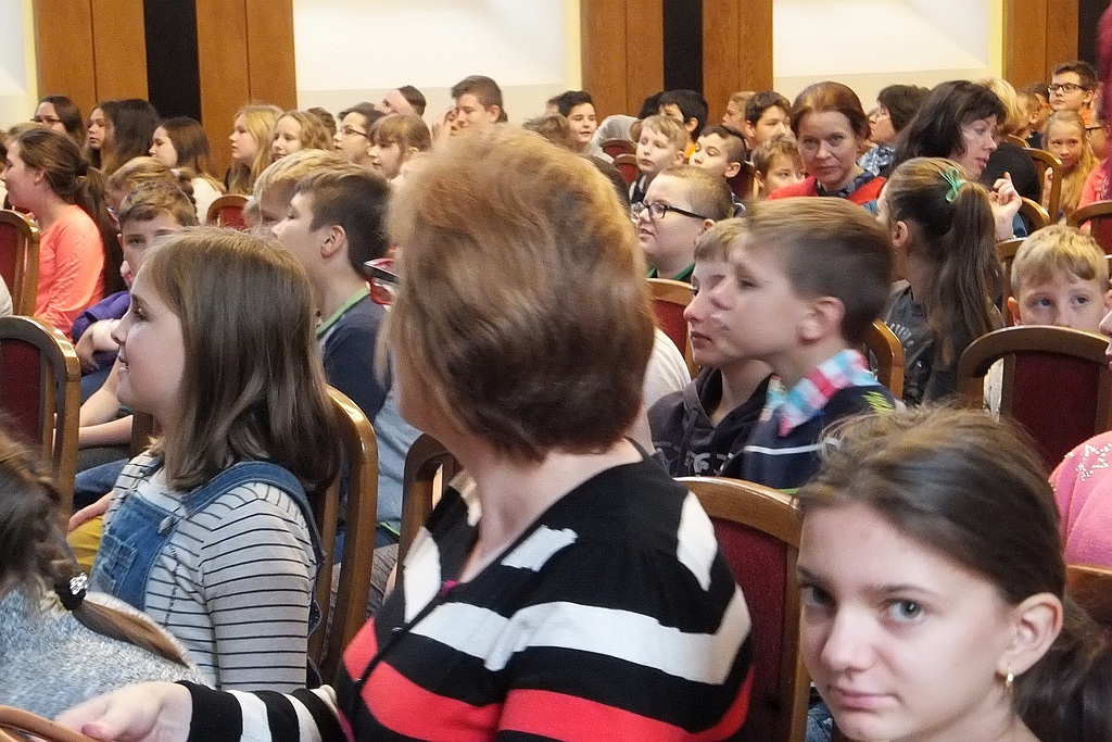 Uczniowie zobaczyli spektakl „Historia w walizkę spakowana”