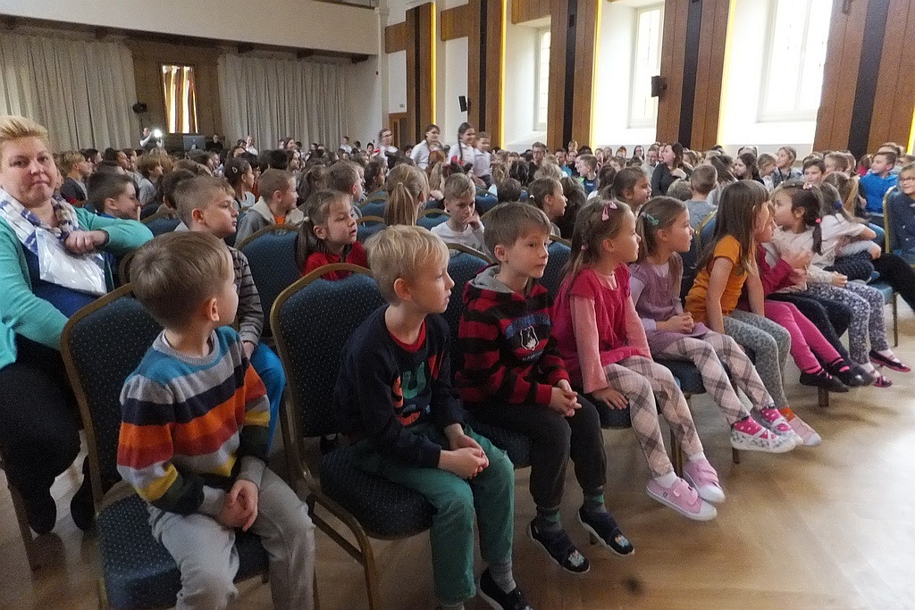 Uczniowie zobaczyli spektakl „Historia w walizkę spakowana”
