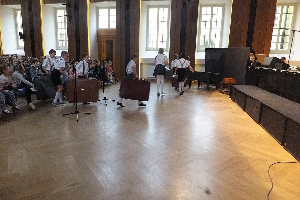 Uczniowie zobaczyli spektakl „Historia w walizkę spakowana”