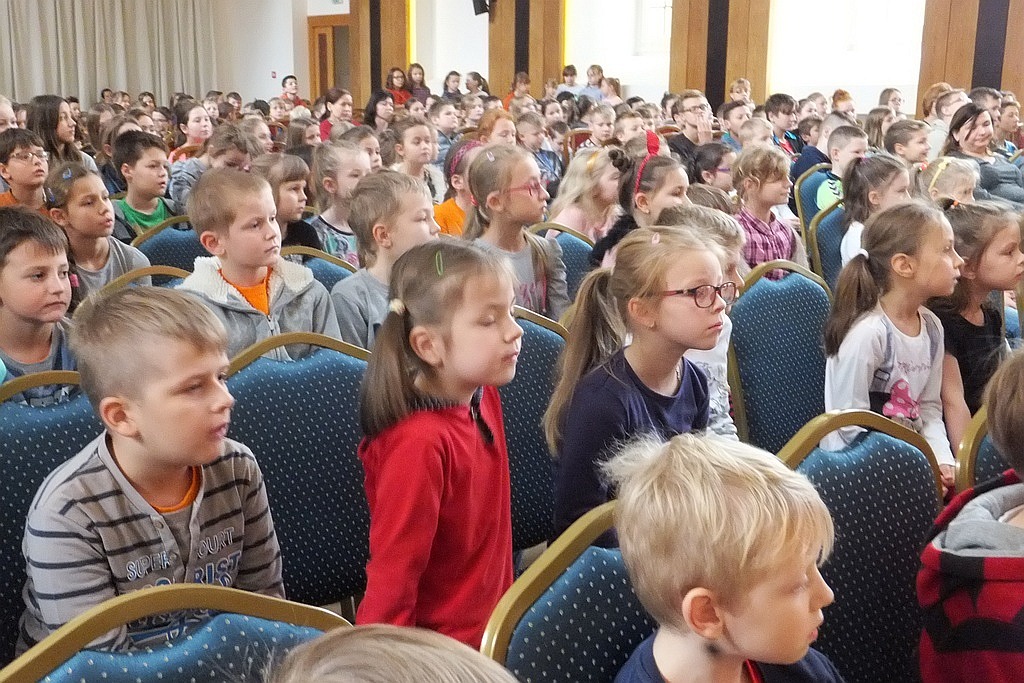 Uczniowie zobaczyli spektakl „Historia w walizkę spakowana”