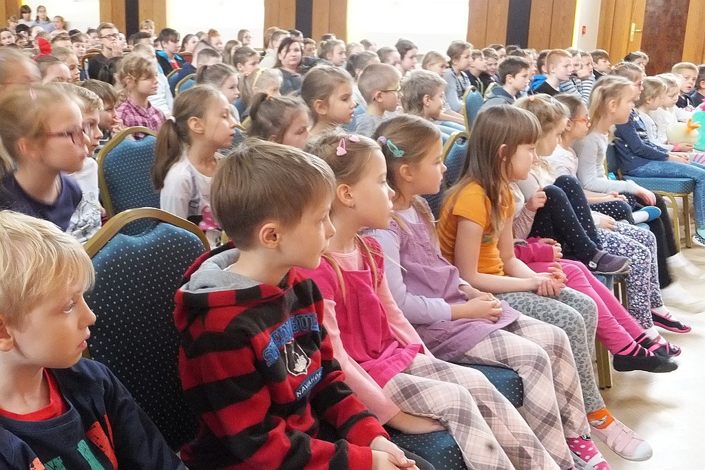 Uczniowie zobaczyli spektakl „Historia w walizkę spakowana”