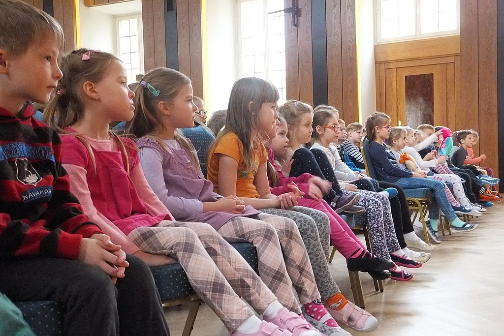 Uczniowie zobaczyli spektakl „Historia w walizkę spakowana”