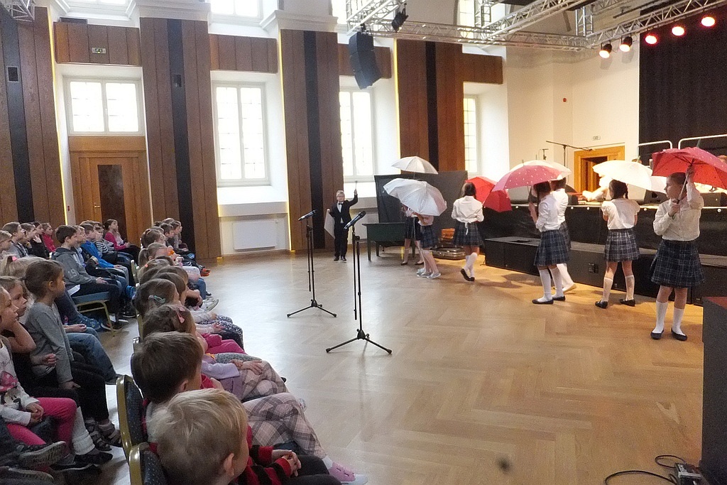 Uczniowie zobaczyli spektakl „Historia w walizkę spakowana”