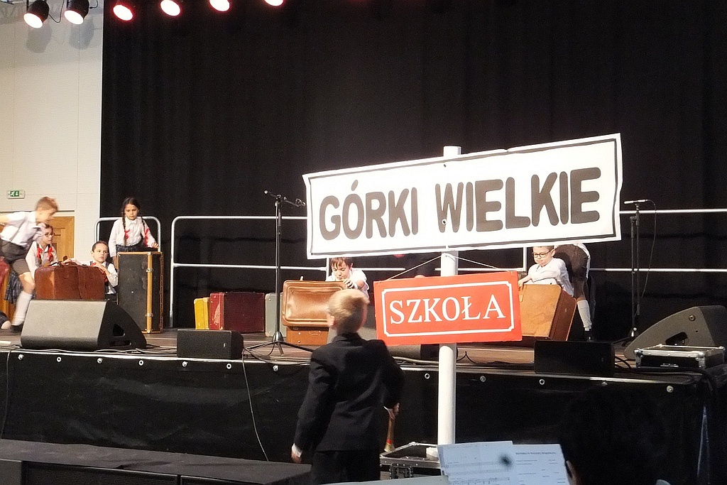 Uczniowie zobaczyli spektakl „Historia w walizkę spakowana”