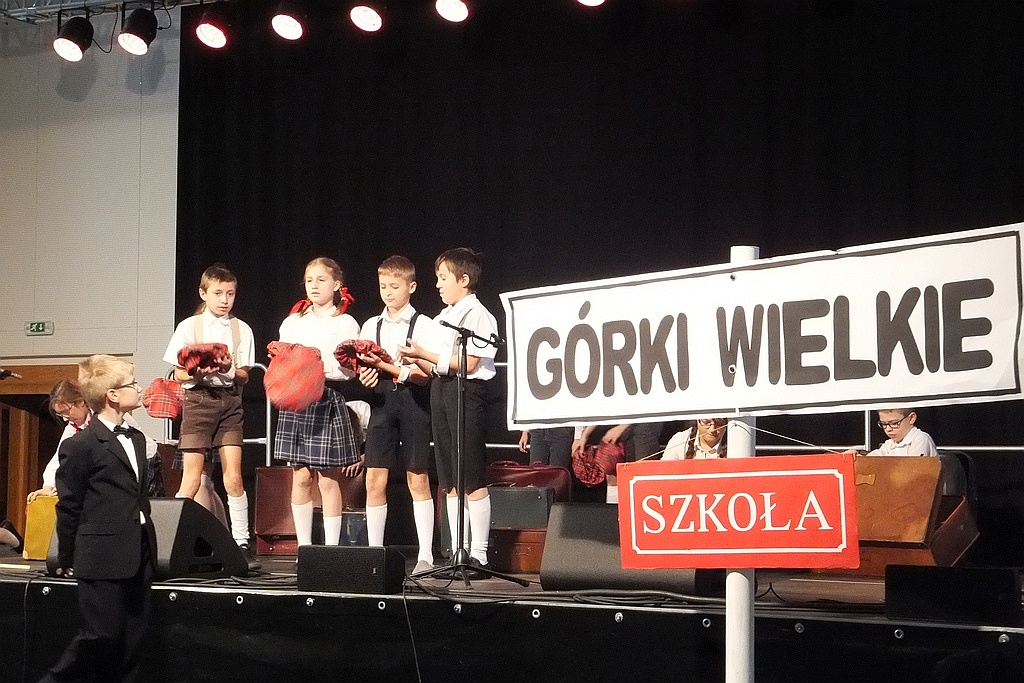 Uczniowie zobaczyli spektakl „Historia w walizkę spakowana”