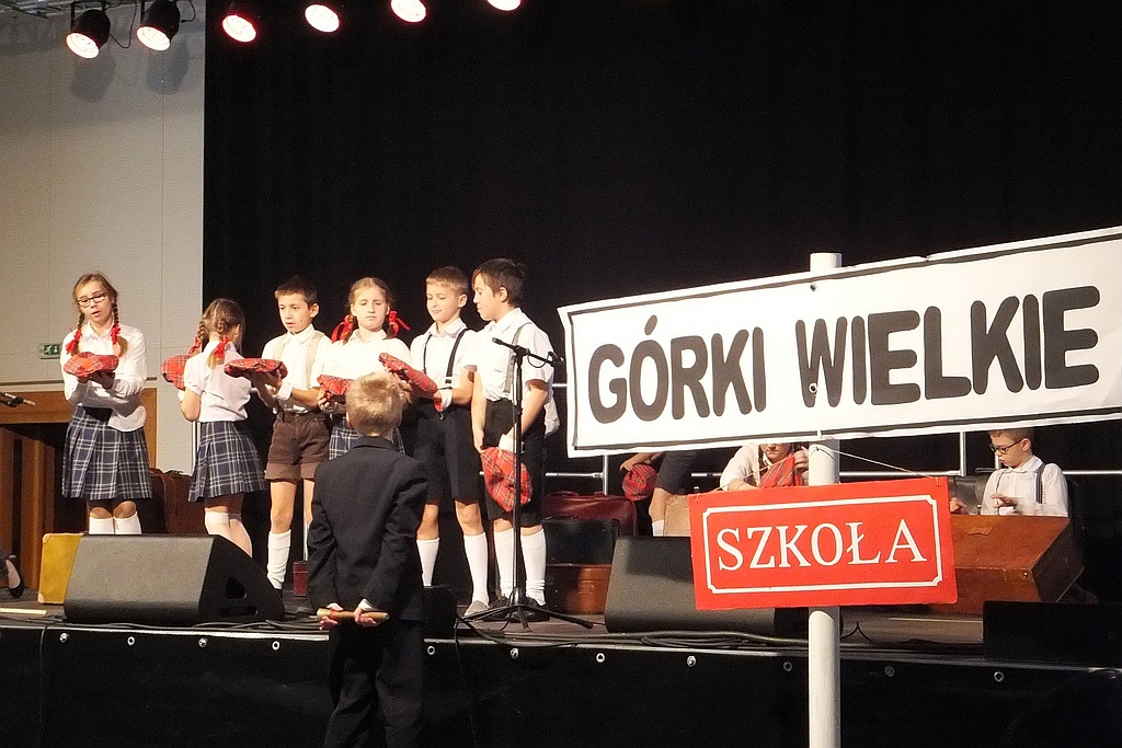 Uczniowie zobaczyli spektakl „Historia w walizkę spakowana”