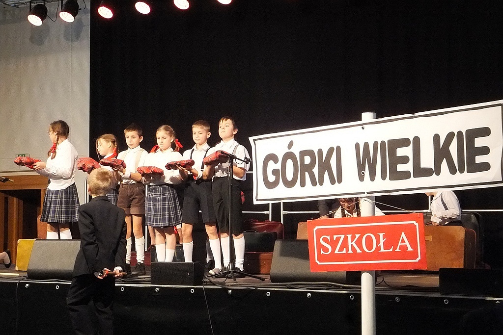 Uczniowie zobaczyli spektakl „Historia w walizkę spakowana”