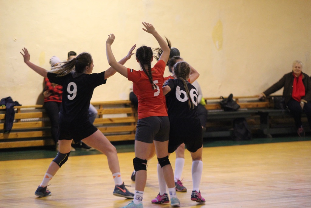 Derby regionu dla piłkarek ręcznych legnickiej Dziewiątki