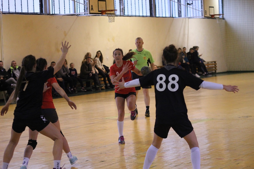 Derby regionu dla piłkarek ręcznych legnickiej Dziewiątki