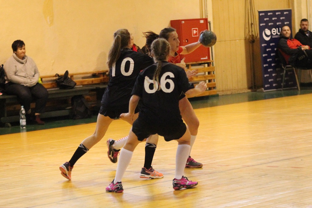Derby regionu dla piłkarek ręcznych legnickiej Dziewiątki