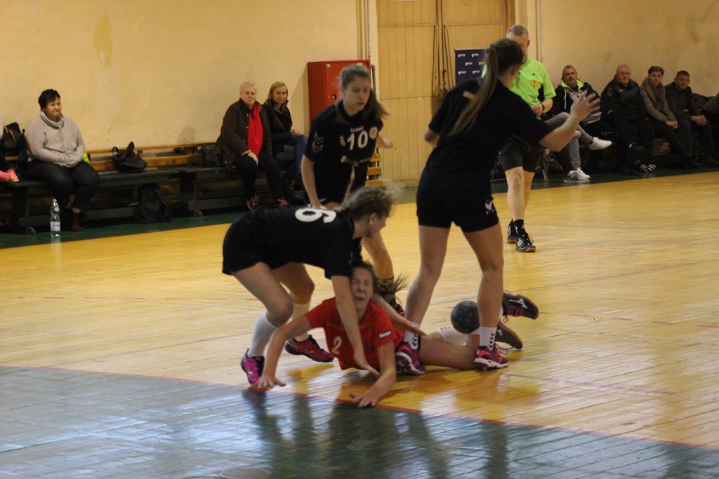 Derby regionu dla piłkarek ręcznych legnickiej Dziewiątki