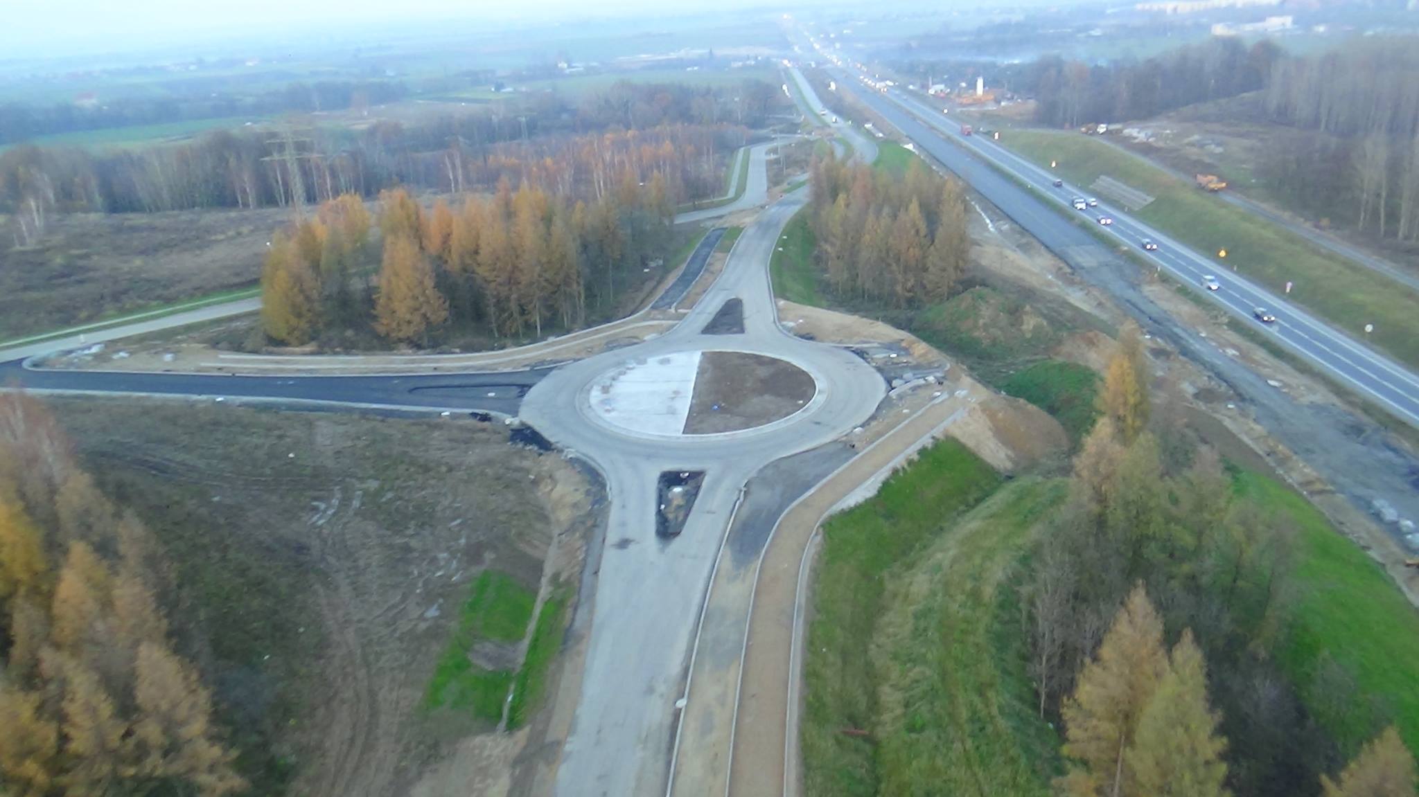 Pogoda sprzyja. Trwają wytężone prace na budowie drogi S3