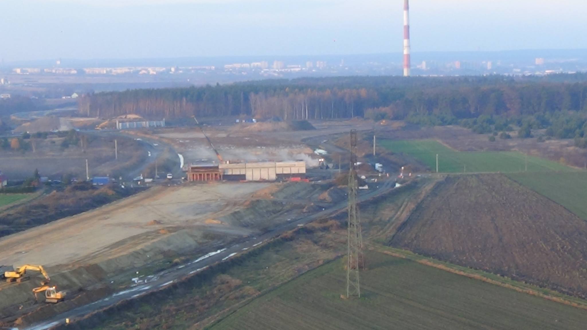 Pogoda sprzyja. Trwają wytężone prace na budowie drogi S3