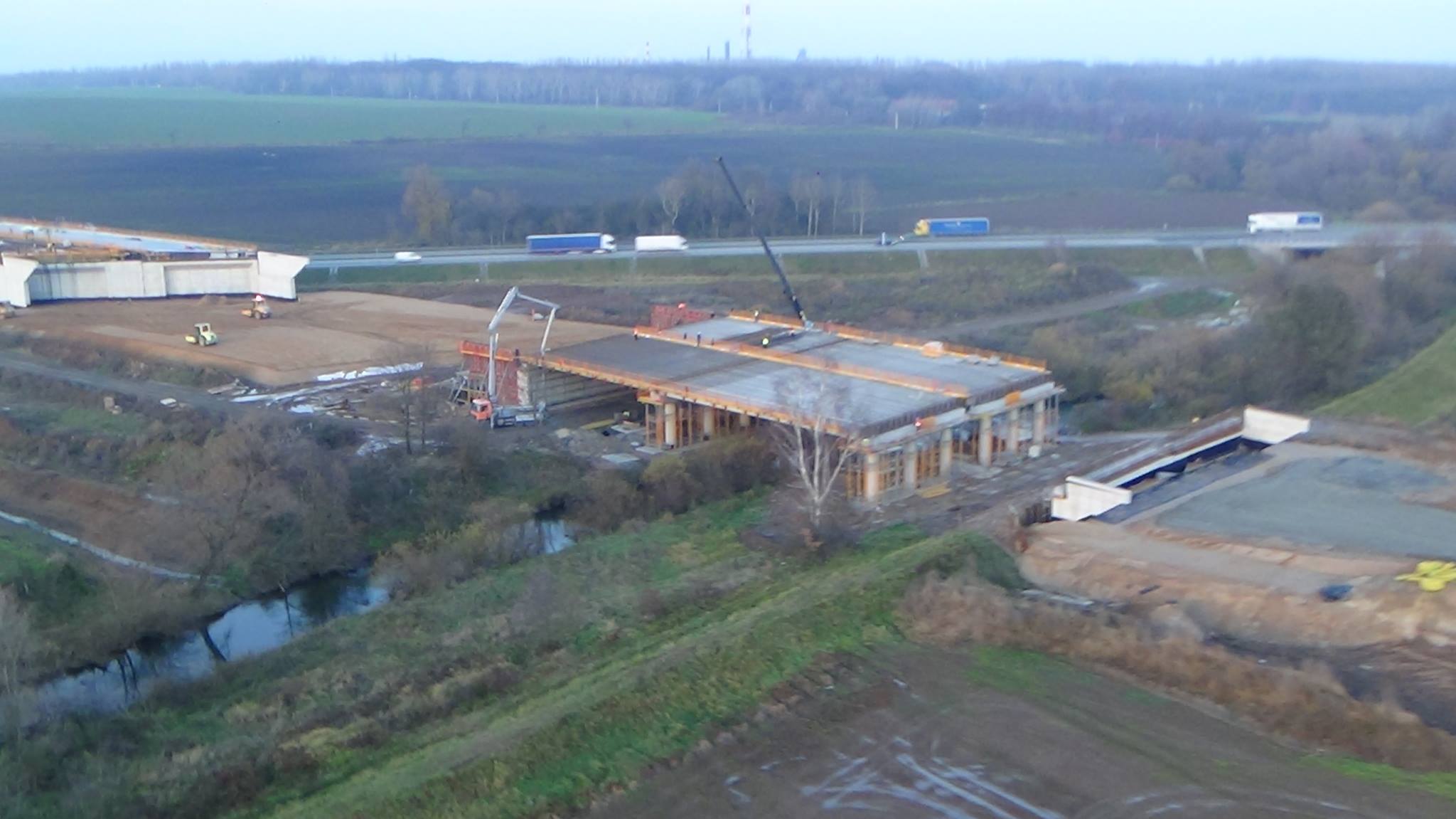 Pogoda sprzyja. Trwają wytężone prace na budowie drogi S3