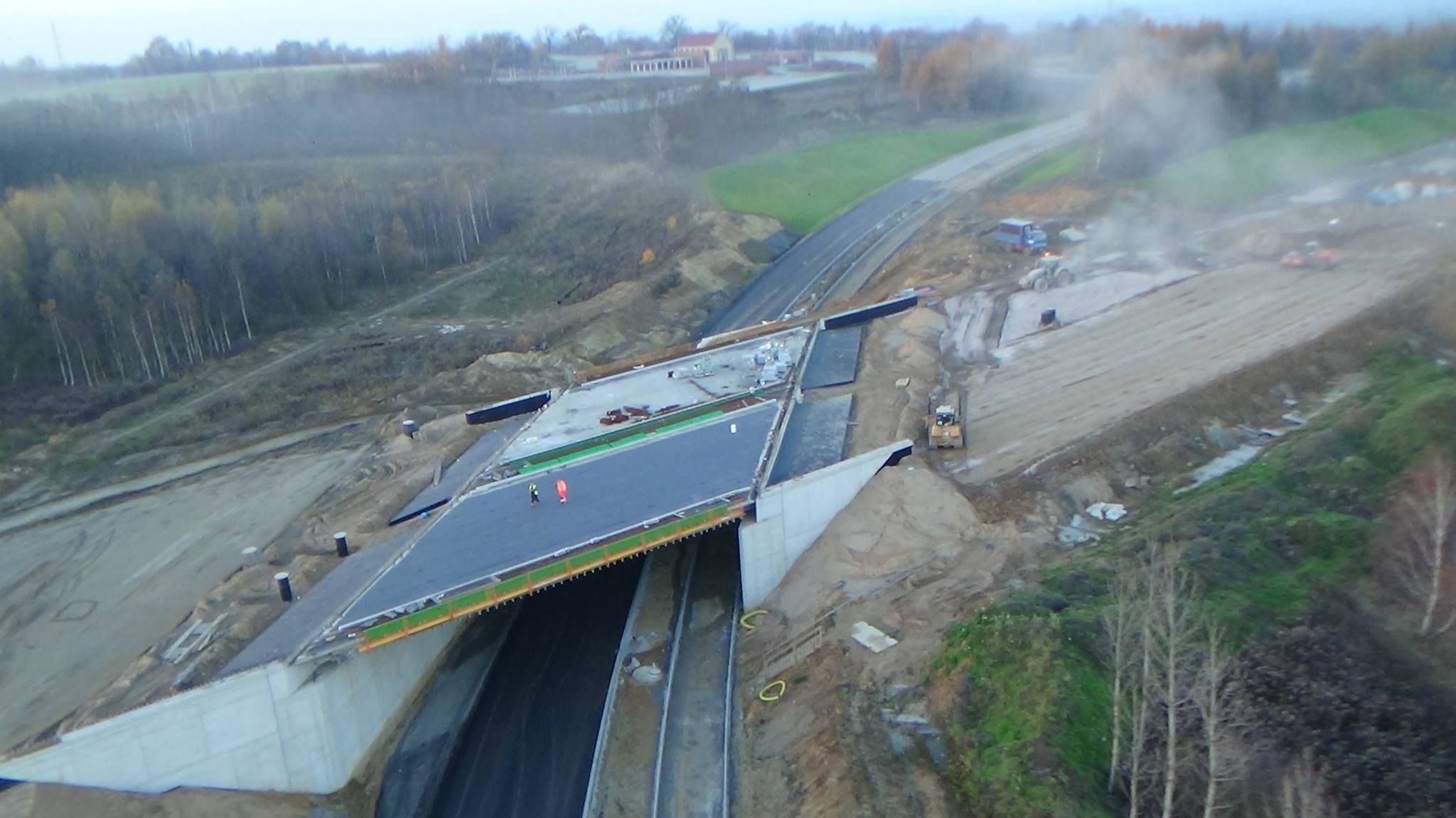 Pogoda sprzyja. Trwają wytężone prace na budowie drogi S3