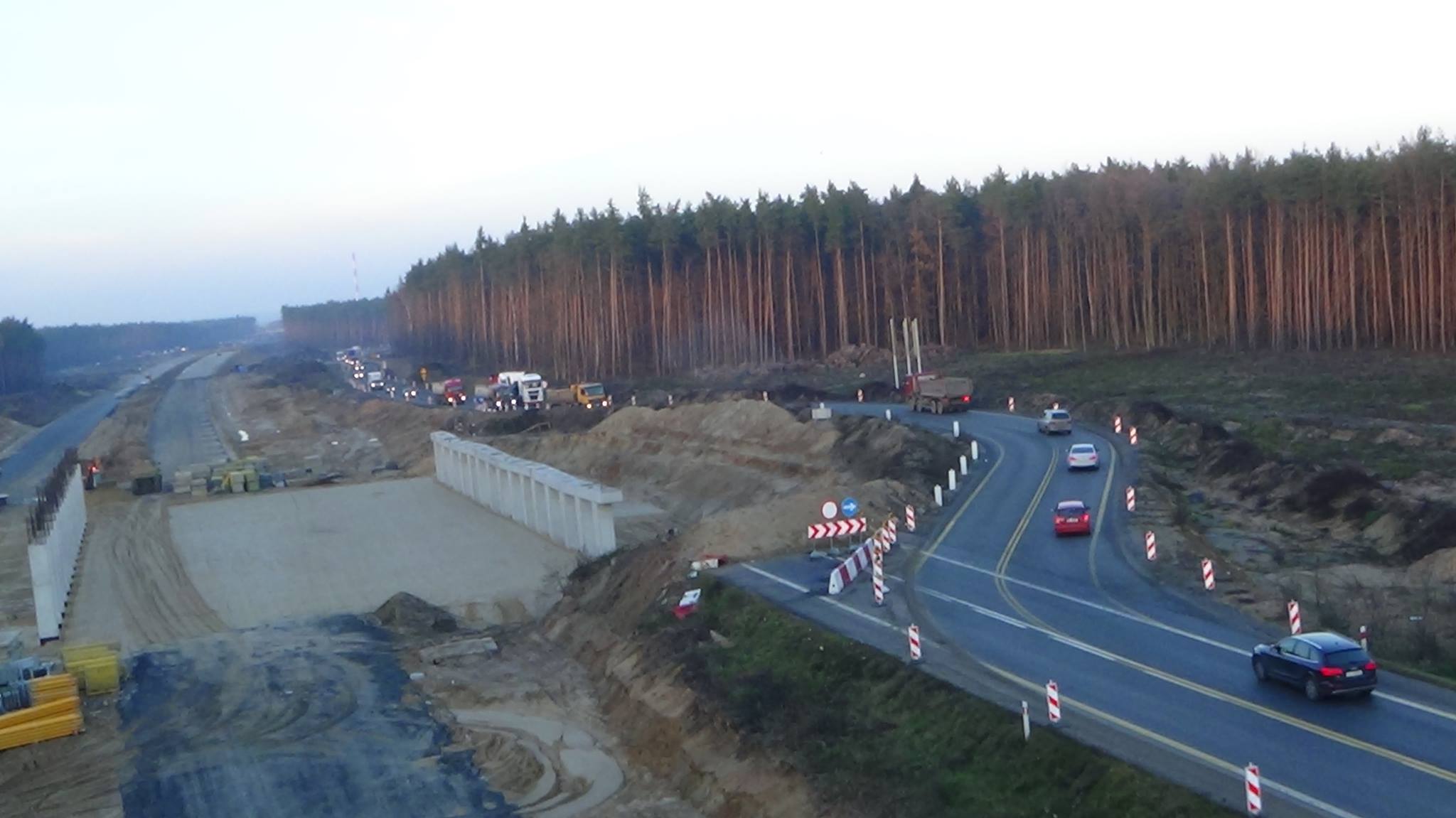 Pogoda sprzyja. Trwają wytężone prace na budowie drogi S3