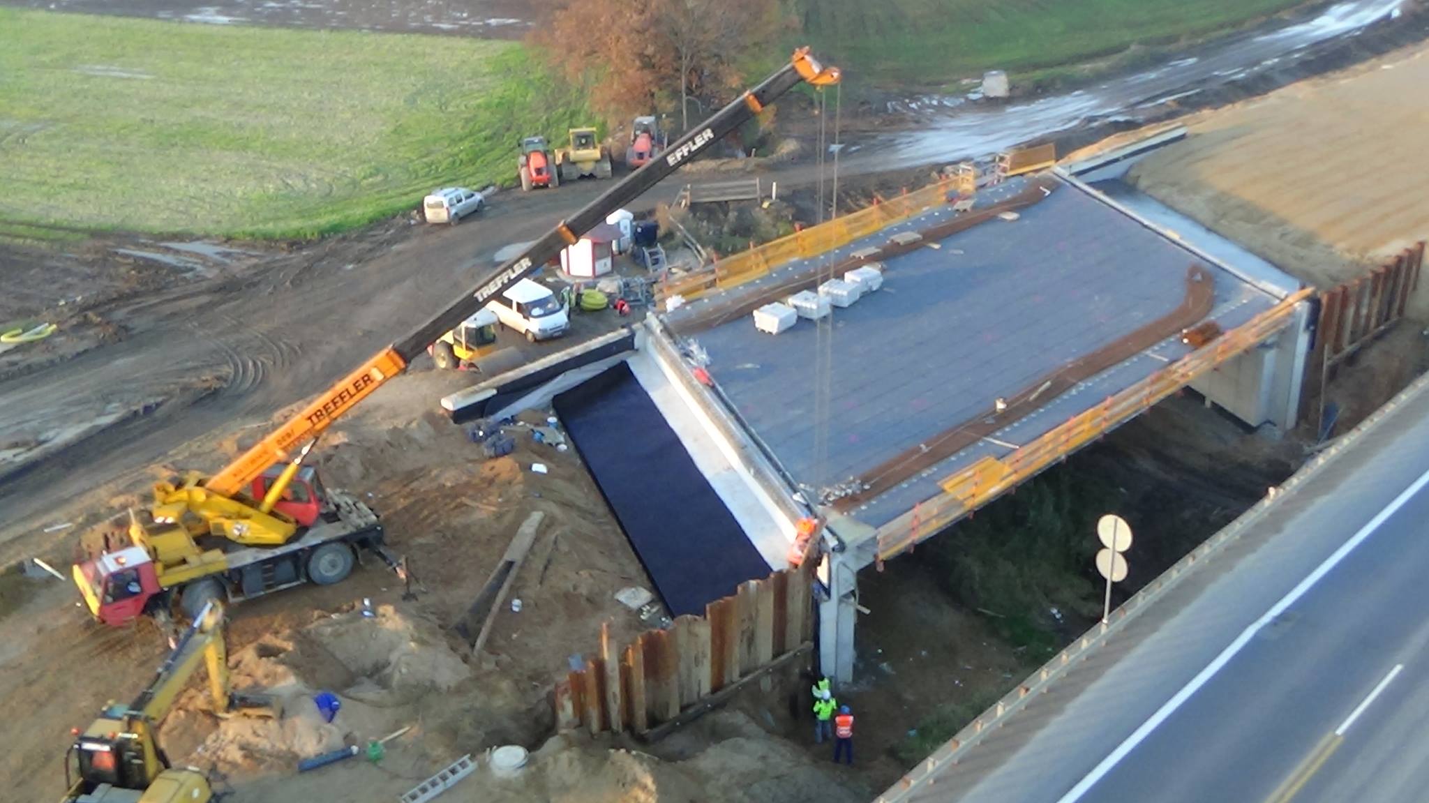 Pogoda sprzyja. Trwają wytężone prace na budowie drogi S3