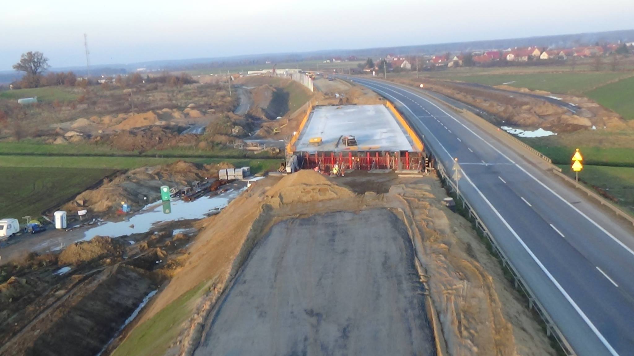 Pogoda sprzyja. Trwają wytężone prace na budowie drogi S3