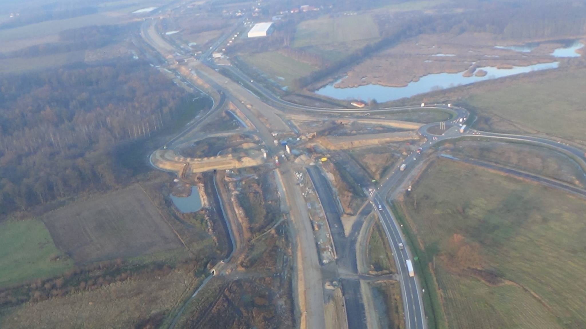 Pogoda sprzyja. Trwają wytężone prace na budowie drogi S3