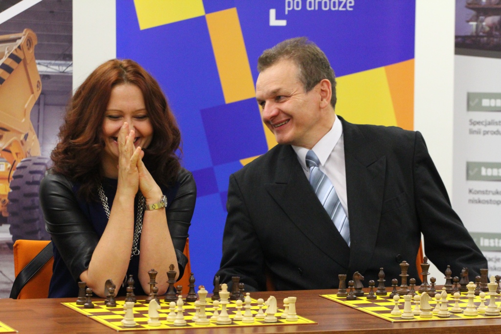Dwoje legniczan pokonało  arcymistrza w symultanie