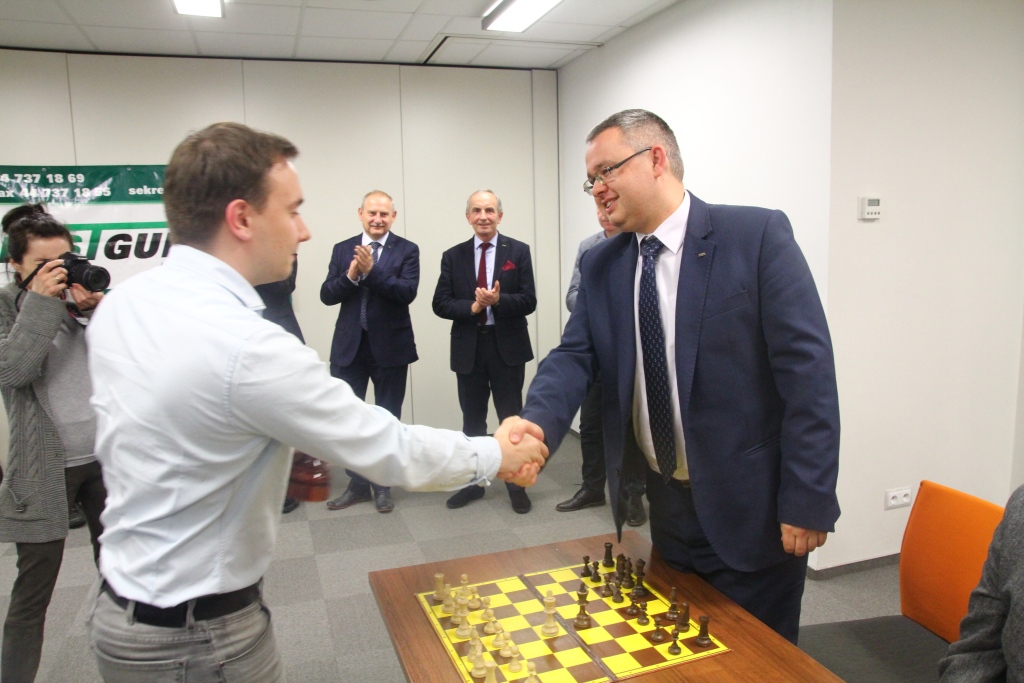 Dwoje legniczan pokonało  arcymistrza w symultanie