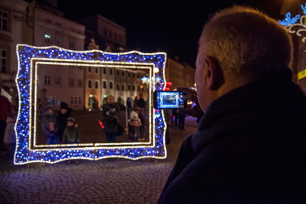 W Legnicy czuć już świąteczny nastrój. Rozbłysły iluminacje