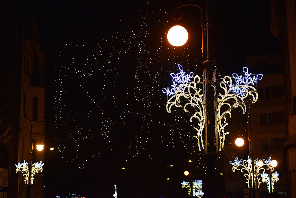 W Legnicy czuć już świąteczny nastrój. Rozbłysły iluminacje
