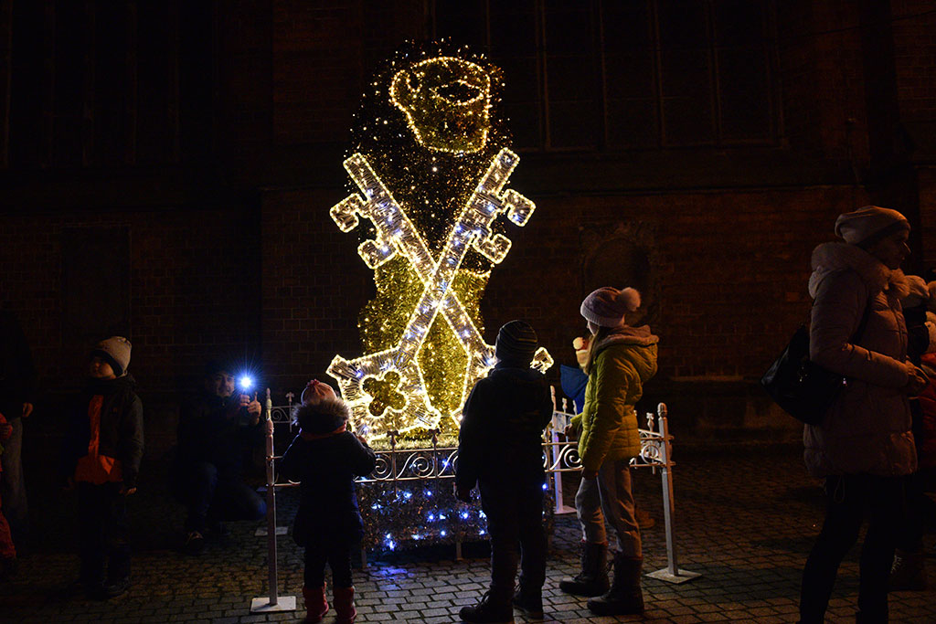 W Legnicy czuć już świąteczny nastrój. Rozbłysły iluminacje