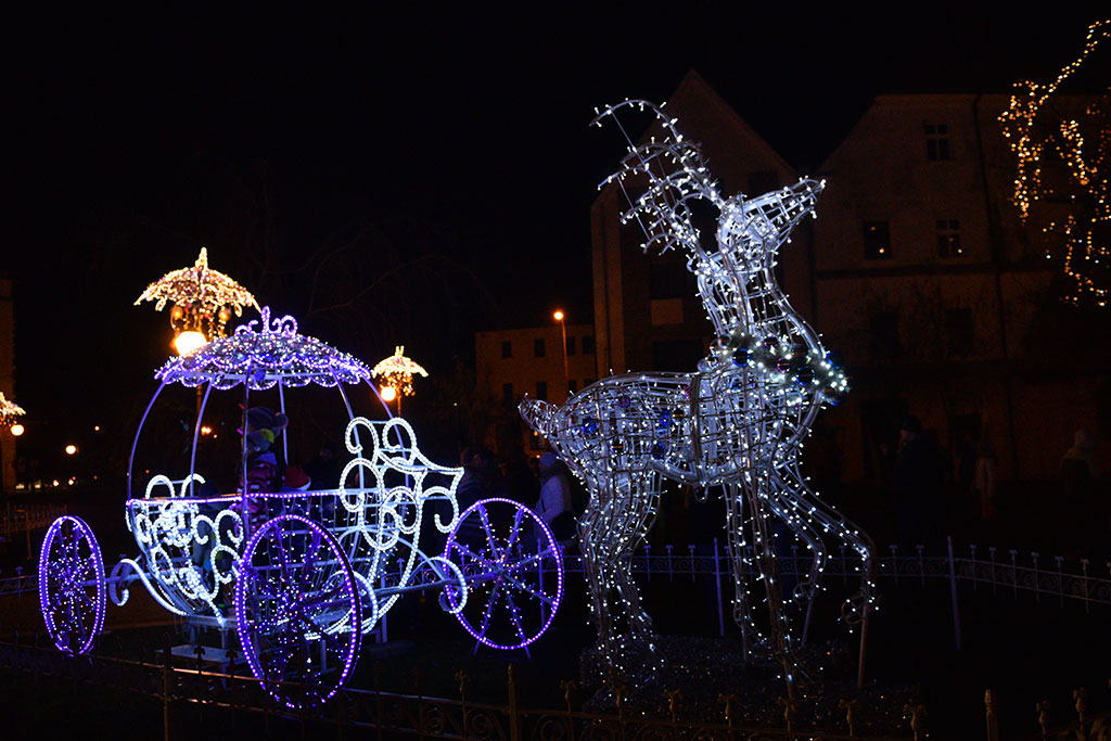 W Legnicy czuć już świąteczny nastrój. Rozbłysły iluminacje
