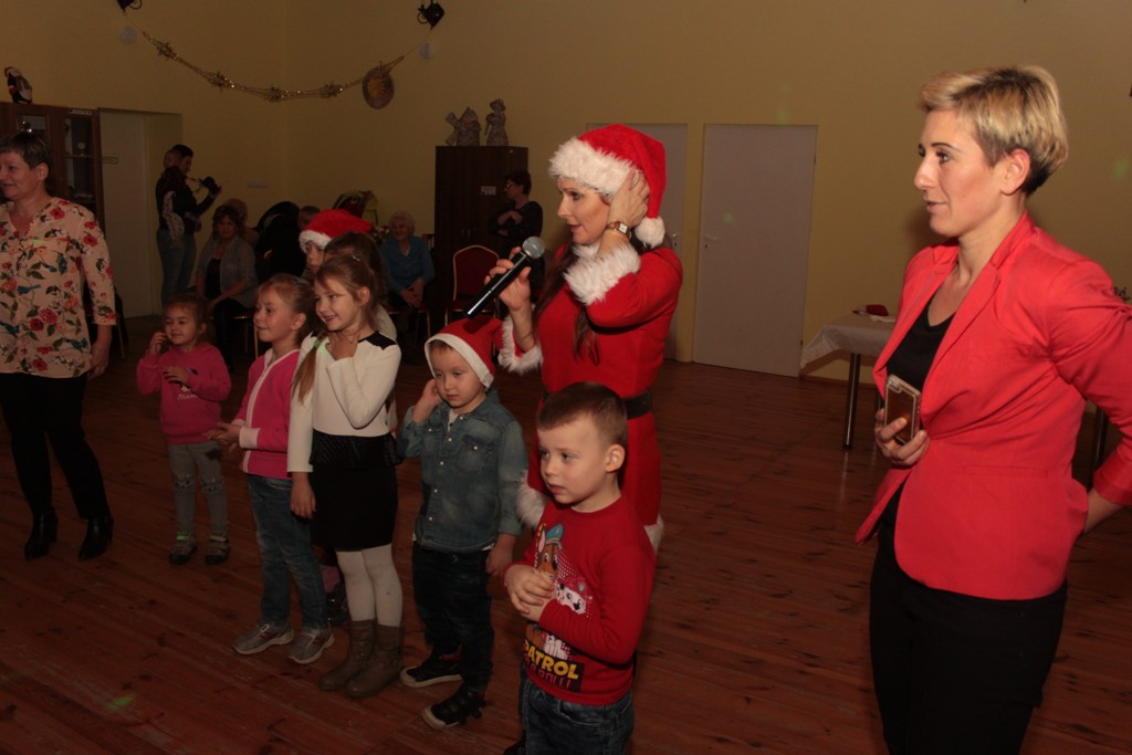 Święty Mikołaj rozpoczął wizytę u dzieci w gminie Kunice