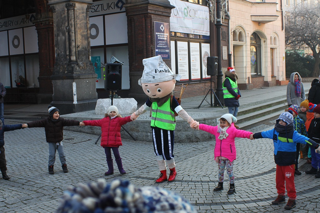 Legnickie przedszkolaki otrzymały kamizelki odblaskowe