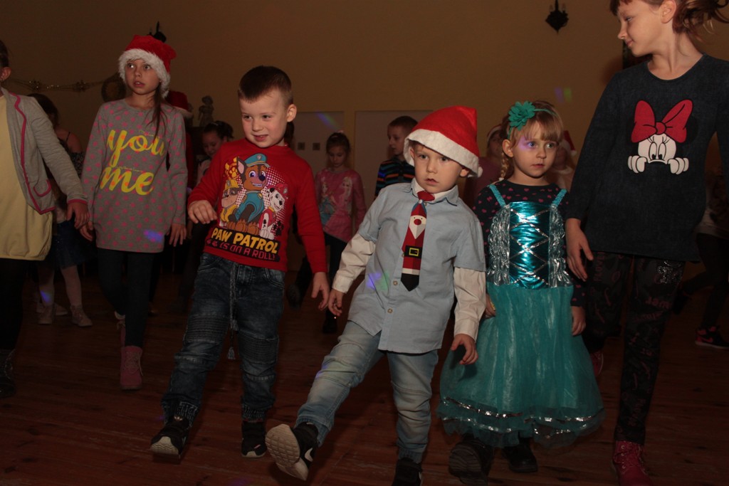 Święty Mikołaj rozpoczął wizytę u dzieci w gminie Kunice