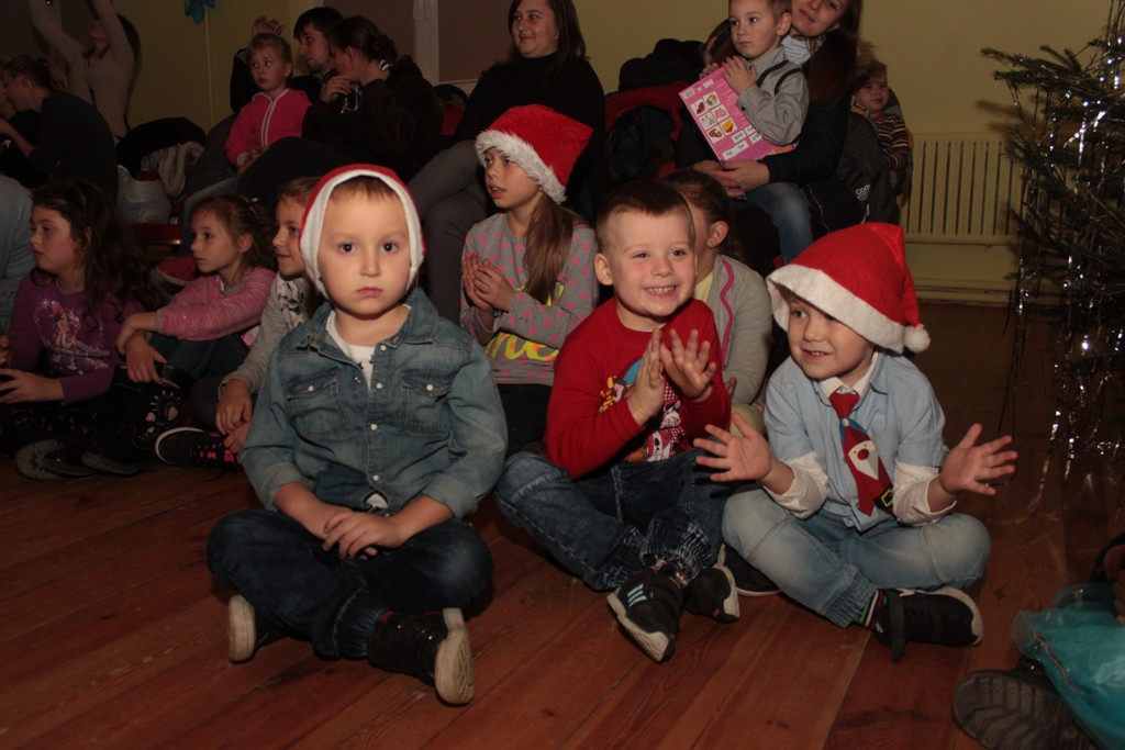 Święty Mikołaj rozpoczął wizytę u dzieci w gminie Kunice